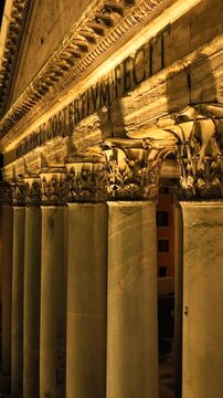 Le colonne architettoniche del Pantheon di notte, Roma, italia.
Vista in primo piano delle colonne e dei capitelli del Pantheon di notte. La luce artificiale rende tutto color oro.
