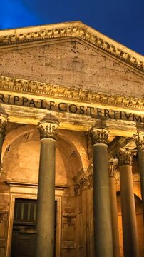Le colonne architettoniche del Pantheon di notte, Roma, italia.
Vista in primo piano delle colonne e dei capitelli del Pantheon di notte. La luce artificiale rende tutto color oro.
