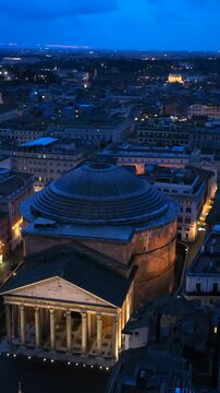 La cupola e l'oculo del Pantheon a Roma, italia.
Vista aerea del Pantheon. Il drone entra nell'oculo della cupola, inquadrando il pavimento interno.