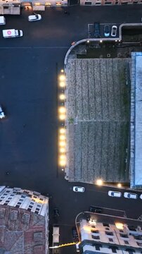 La cupola e l'oculo del Pantheon a Roma, italia.
Vista aerea del Pantheon. Il drone entra nell'oculo della cupola, inquadrando il pavimento interno.