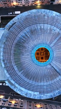 La cupola e l'oculo del Pantheon a Roma, italia.
Vista aerea del Pantheon. Il drone entra nell'oculo della cupola, inquadrando il pavimento interno.