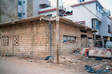 des immeuble en construction dans la banlieue de la ville de Dakar au Sénégal en Afrique...