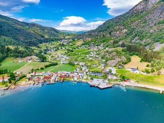 Das sch&ouml;ne St&auml;dtchen Solvorn am Sognefjord in Norwegen