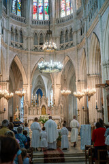 Une messe dans une église catholique dans le centre de la France en Europe