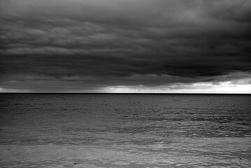 Fototapeta premium ciel d'orage sur l'océan sur l'île d'Oléron en France