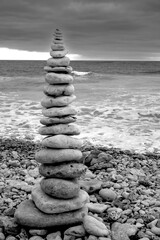 Fototapeta premium empilements de galets en équilibre sur une plage de l'île d'Oléron en France