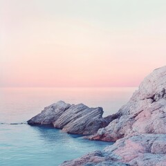 Naklejka premium Sunset Serenity Rocky Coastline at Twilight