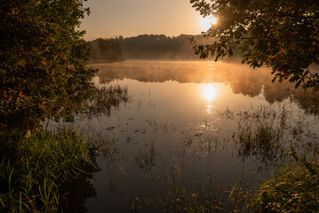 Jesienny mglisty poranek nad wodą, jesienne mgły, tapeta. © Elżbieta Kaps