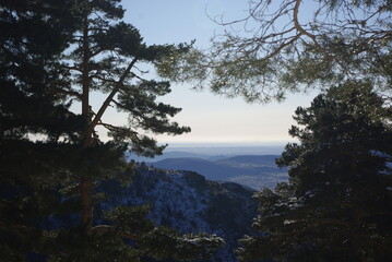 Vistas de monta&ntilde;a, en el bosque de monta&ntilde;a en el invierno de Febrero