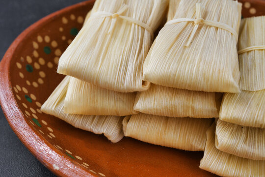 メキシコのタマレスとアトーレ　死者の日のイメージで　Mexican Tamales (Tamal) and Atole, inspired by Day of the Dead（D&iacute;a de los muertos)
