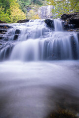 Obraz premium A waterfall is flowing down a rocky cliff