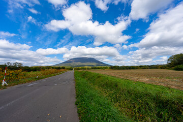 北海道の道路の風景　羊蹄山方面
