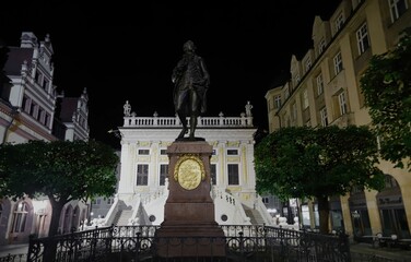 Leipzig, Goethestatue vor der alten Börse am Naschmarkt bei Nacht
