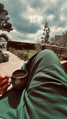 Ein Mann entspannt im Garten bei einer Tasse Kaffee
