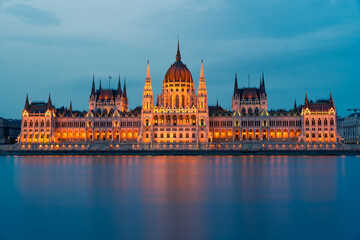Fototapeta premium Beautiful Parliament in the city of Budapest with everything illuminated at night, Hungary