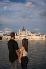 Fototapeta premium Young couple in love in front of Budapest's parliament unrecognizable