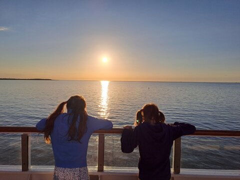 bimbe al tramonto