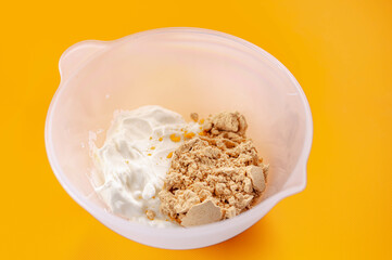 ボウルに入れたヨーグルトときな粉