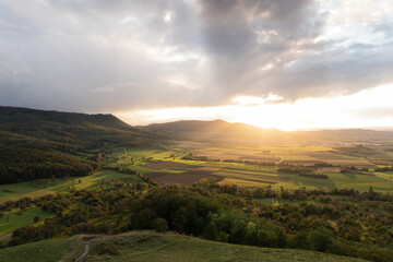 Fototapeta premium Schwäbische Alb bei Weilheim Teck. Sonnenuntergang auf der Limburg. Streuobstwiesen, Wiesen und Felder im schönsten Abendlicht.
