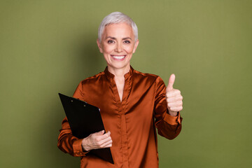 Photo of lovely pensioner lady paperholder contract thumb up dressed stylish brown formalwear...