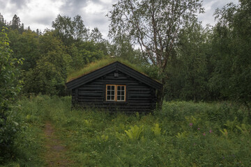 Obraz premium Holzhütte im Wald im Nationalpark Reisadalen, Norwegen