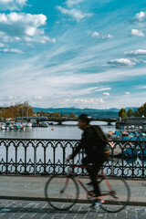 Limmat Zürich mit Biker