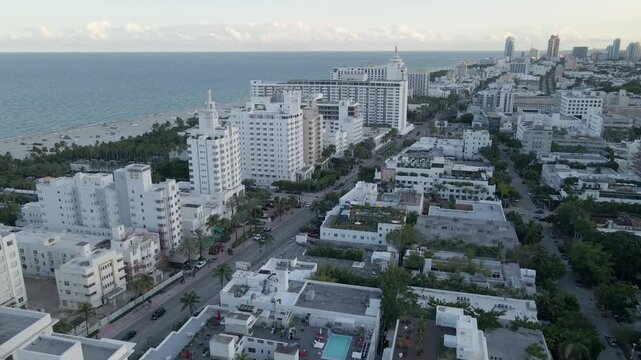 Vista a&eacute;rea de Miami, ciudad costera con arquitectura moderna junto al mar