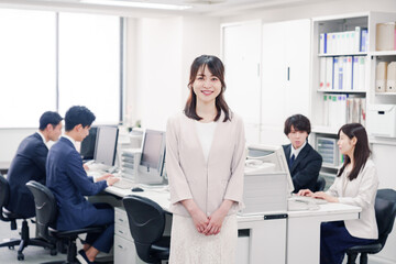Fototapeta premium オフィスで笑顔を見せる若い女性社員