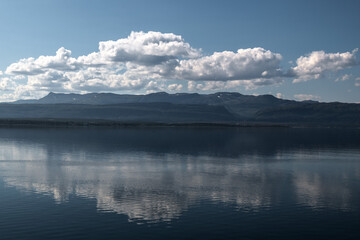 Fjord mit Wolken Spiegelung im Wasser