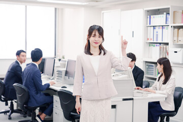 Fototapeta premium オフィスでポイントを指差す若い女性社員