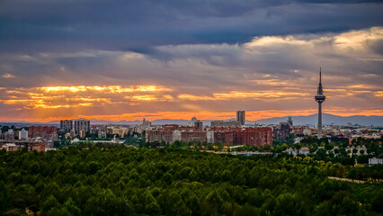 Obraz premium Panoramic view of the skyline of the city of Madrid at sunset with reddish tones and the profile of the piruli