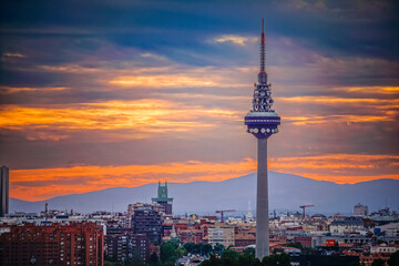 Obraz premium Panoramic view of the skyline of the city of Madrid at sunset with reddish tones and the profile of the piruli