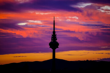 Obraz premium Panoramic view of the skyline of the city of Madrid at sunset with reddish tones and the profile of the piruli