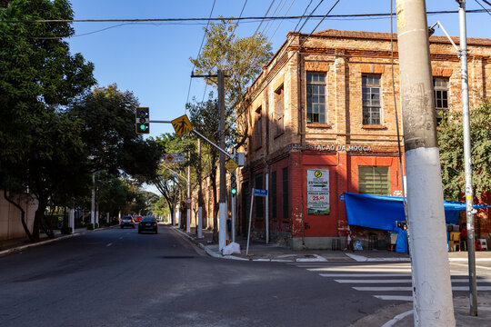 Pr&eacute;dio hist&oacute;rico na Esta&ccedil;&atilde;o Mooca da S&atilde;o Paulo Railway - S&Atilde;O PAULO, SP, BRAZIL - JUNE 23, 2024: Historic building on the corner of Borges de Figueiredo and Mosenhor Jo&atilde;o Felippo streets.
