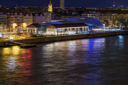 Fototapeta Balna building illuminated at night, on the banks of the Danube river, Budapest, telephoto lens