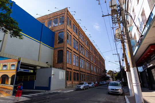 Lateral do pr&eacute;dio do Cotonif&iacute;cio Rodolfo Crespi - S&Atilde;O PAULO, SP, BRAZIL - JUNE 23, 2024: Side facade of the old Cotonif&iacute;cio Rodolfo Crespino in the Mooca neighborhood, which now houses a supermarket.