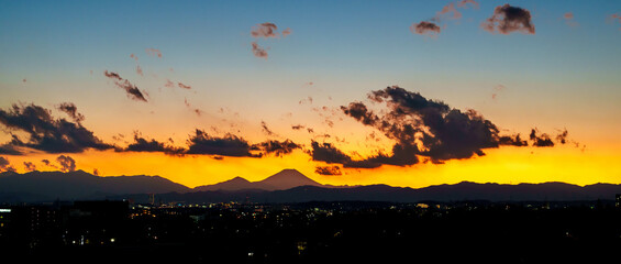 夕暮れのシルエットと富士山
