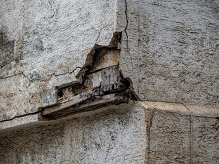 Große Schäden an der Hauswand am Altbau