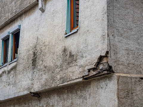 Gro&szlig;e Sch&auml;den an der Hauswand am Altbau