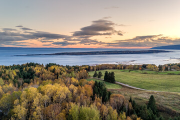 Le fleuve du Saint-Laurent au Quebec au Canada pendant l'été indien