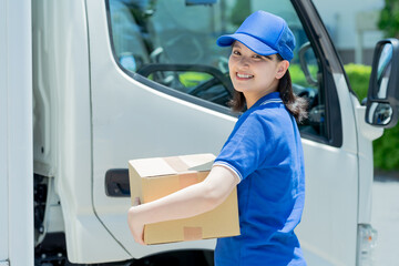 ドライバーの若い女性