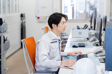 オフィスで働く作業服のビジネスマン