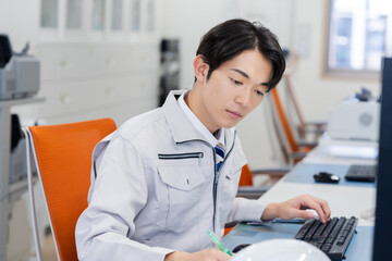 オフィスで働く作業服のビジネスマン