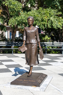 ST. LOUIS, MISSOURI USA - OCTOBER 5, 2024: A statue of Frankie Muse Freeman, a pioneer of civil rights in Kiener Plaza. 