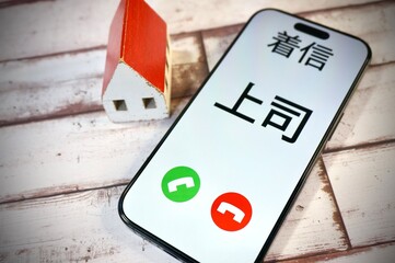 上司からの電話の着信のイメージ