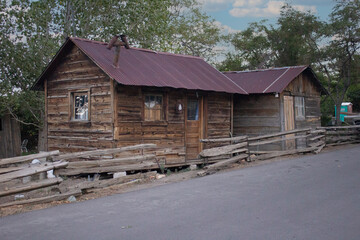 CABAÑA DE MADERA ANTIGUA, CON VENTANAS Y PUERTA