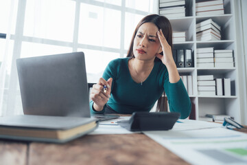 Obraz premium Stressed Businesswoman at Desk 