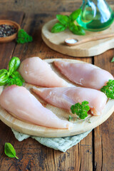 frisches Hähnchenbrustfilet mit gewürzen