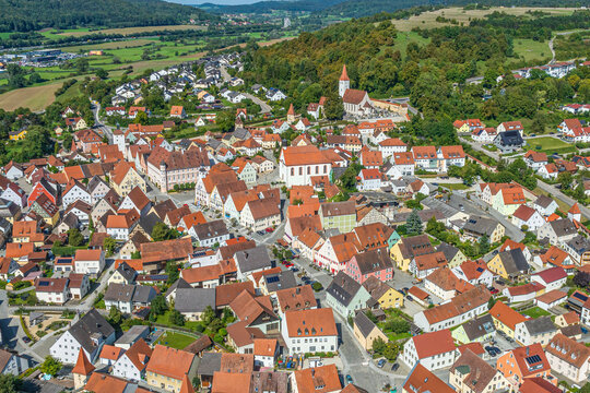 Die Stadt Greding im Naturpark Altm&uuml;hltal in Mittelfranken im Luftbild