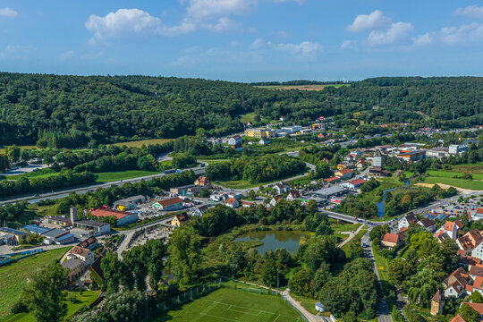 Luftaufnahme von Greding im Tal der Schwarzach an der BAB 9 in Mittelfranken